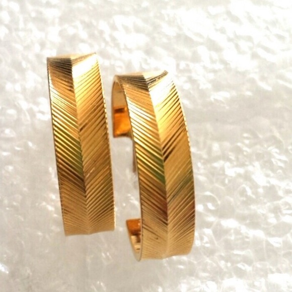 Couture 14Kt Yellow Gold Diamond Cut Textured Wide Hoop Earrings. 14kt earrings - Picture 6 of 6